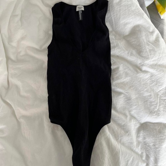 aritzia Sunday Best black v-neck bodysuit - Picture 3 of 3